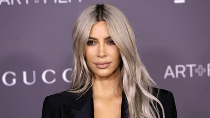Kim Kardashian shockeert Instagram met (bijna) naakte foto's én haar kapsel