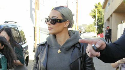 Kim Kardashian poseert topless voor haar dochter (4) en fans zijn boos