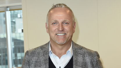 Even koekeloeren: Gordon dolgelukkig met nieuwe vlam