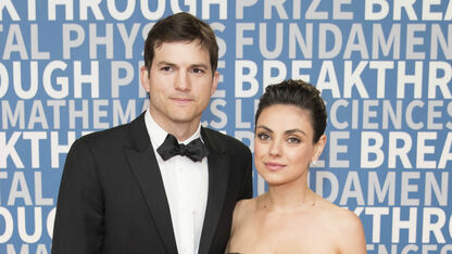 Zo zoet: Ashton Kutcher en Mila Kunis zoenen voor de Kiss Cam