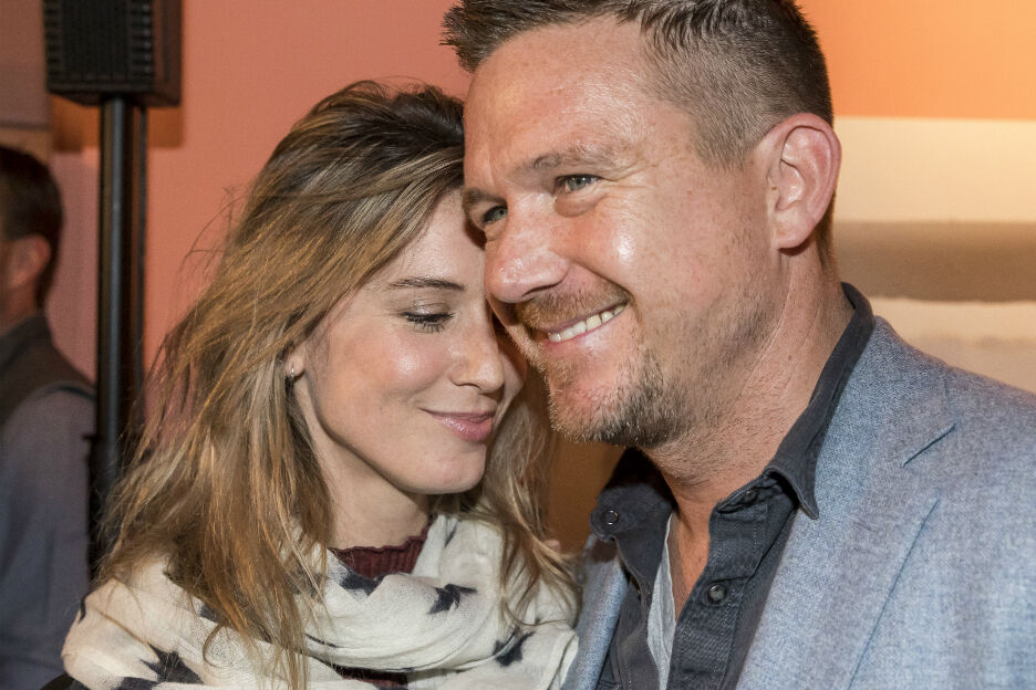Even gluren: verloofde van Johnny de Mol deelt kiekje zwangere buik 