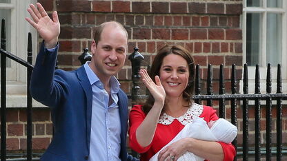 Dit creepy detail van Kate Middletons rode jurk was je nog niet opgevallen