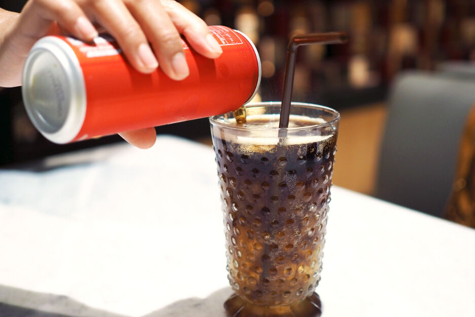 VIDEO: Zo wordt je lauwe drankje in 2 minuten ijskoud 