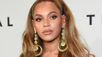 Zien: Beyoncé deelt zeldzame privé-beelden van haar tweeling tijdens optreden