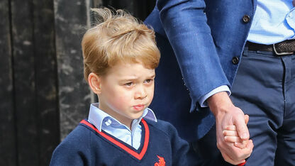 Oei: Flinke ophef over foto van prins George met speelgoedpistool