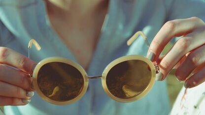 Met deze vijf tips zijn de krassen op je zonnebril verleden tijd 