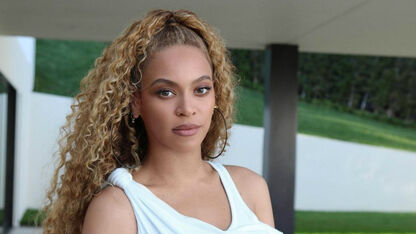 Video: Beyoncé wordt gered van zwevend podium tijdens concert