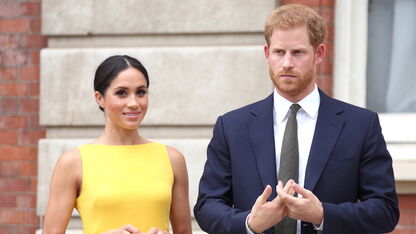 Familievriend haalt keihard uit naar Meghan Markle en het Britse koningshuis is woest