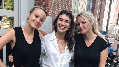 Dit is de eeneiige tweelingzus van... Tess Milne: 'Vroeger leken we nog meer op elkaar'