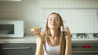 Cravings: hoe komt het dat je meer (en vettiger) eet als je moe bent?