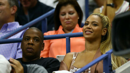 Freaky: Dronken fan rent podium op bij Beyonce en Jay-Z