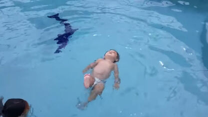 VIDEO: Deze 1-jarige baby kan al zwemmen