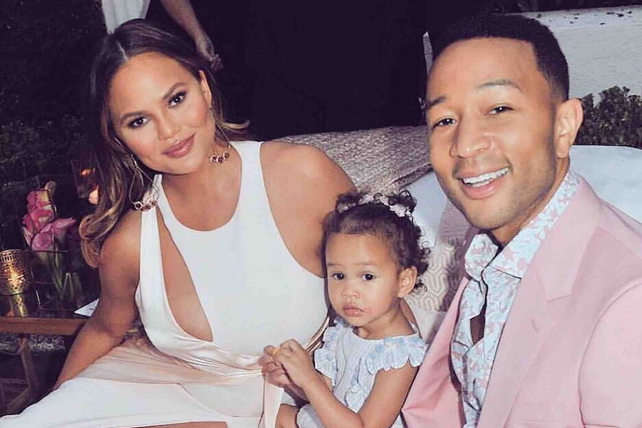 Jakkie! Chrissy Teigen at placenta op na de bevalling: 'Is dat zo gek dan?'
