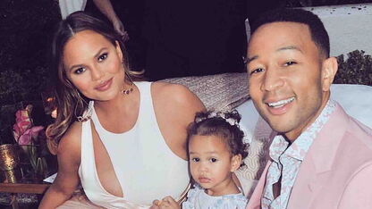 Jakkie! Chrissy Teigen at placenta op na de bevalling: 'Is dat zo gek dan?'