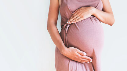 Moeder van drieling laat zien hoe je lichaam er écht uitziet na de bevalling