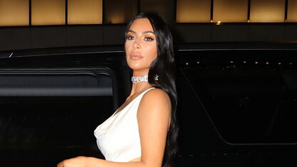 Zien: Kim Kardashian deelt vetrollen en striae voor nieuwste parfumlijn