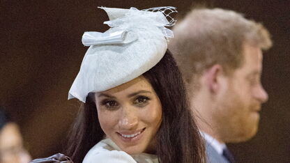 Oeps, foutje: Meghan Markles rok schijnt volledig door