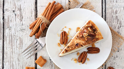 Smullen: Deze pin­da­kaas-Snic­kers chee­se­ca­ke is om je vingers bij af te likken 