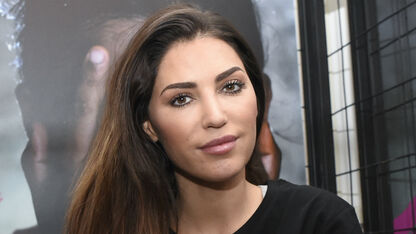Foto: Yolanthe poseert naakt met dode vis