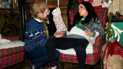 Nee toch: Prins Harry en Meghan Markle in foute kersttrui gespot op Berlijnse kerstmarkt