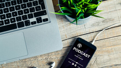 In de trein, op de fiets of in bed: dit zijn onze 5 podcast tips
