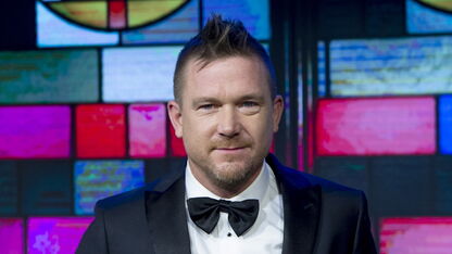 Wat kan hij niet: Johnny de Mol zingt voor het goede doel 