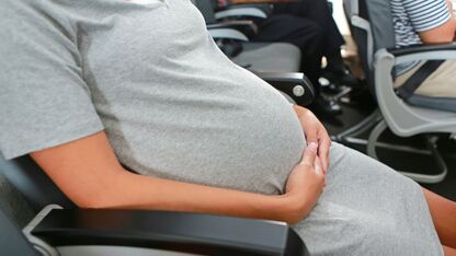 Vrouw bevalt in het vliegtuig: baby geboren op kilometers hoogte