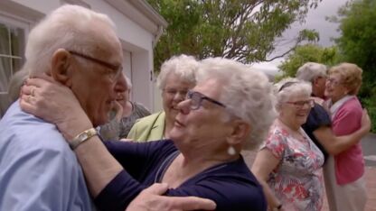 Kippenvel: Kijkers huilen mee met 94-jarige Koos die herenigd wordt met broers en zussen 