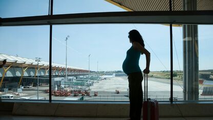 Zwanger en vliegen: hoe zat het ook alweer?