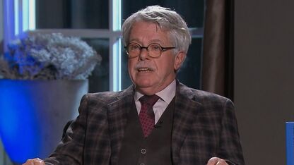 Boze kijkers om de kozijnen van Angelique in Mr. Frank Visser