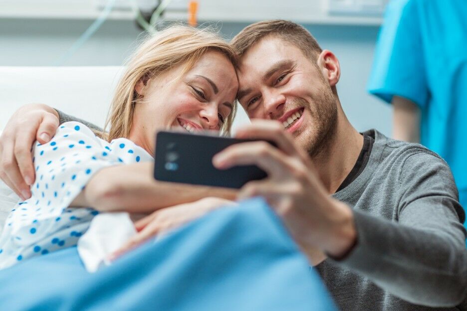 Dit is wat vrouwen opvallend vaak na hun bevalling doen