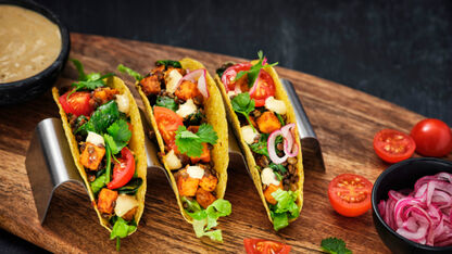 Vega recept: Taco’s met rode linzen, spinazie en zoete aardappel