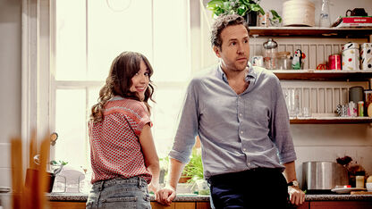 'Trying' nu te zien: heerlijke komedieserie over ouder(s) worden