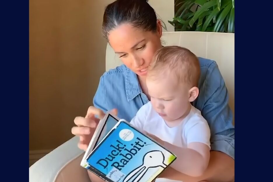 Te lief! Meghan Markle leest de 1-jarige (ongeduldige) Archie voor
