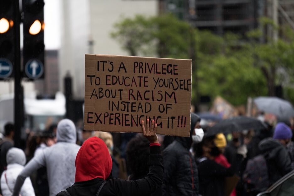 De beste podcasts om jezelf te informeren over racisme