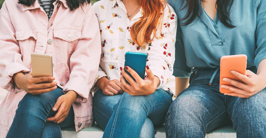 Istock vrouwen op telefoon