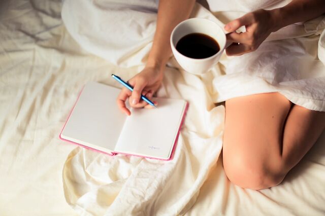 Unsplash vrouw bed journal gewoontes