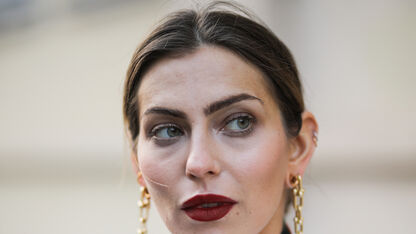 Wauw! Zo draag jij een donkerrode lippenstift 