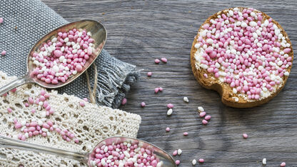 Hier komt de beschuit met muisjes-traditie vandaan