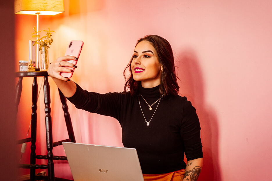 Mannen houden app open tijdens daten