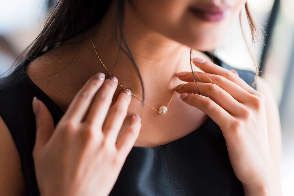 Kerst sieraden vrouw ketting Istock