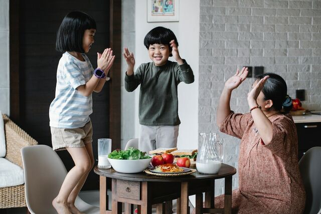 kinderen aan tafel krijgen en houden