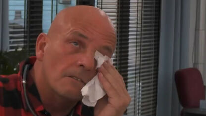 VIDEO: Big Brother-deelnemers in tranen na emotioneel verhaal van Theo over overleden vader