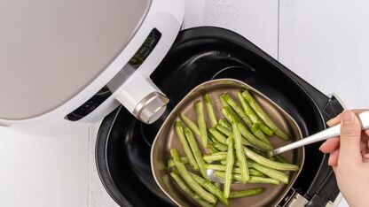 Airfryer vies? Zo maak je hem schoon