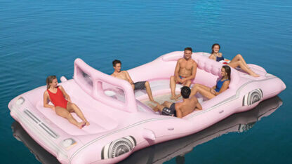 Dit wil je voor de zomer: een opblaasbare roze limousine