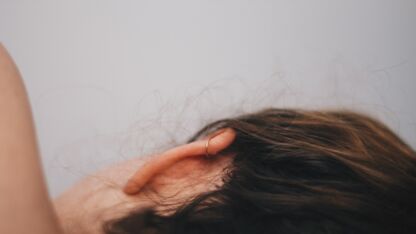 20x minimalistische tattoos voor achter het oor