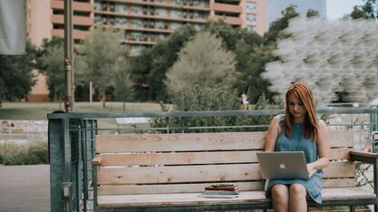 Buiten werken? Zo kan dat zonder problemen met je laptop in de zon 