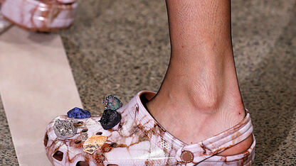 Je kan er niet meer omheen: Crocs zijn cool