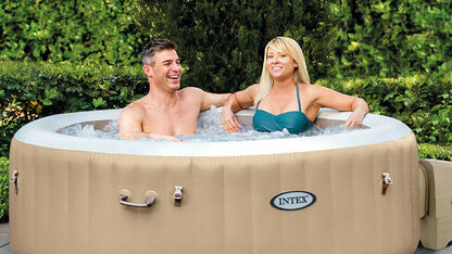 Zo komen we de zomer wel door: Aldi’s opblaasbare jacuzzi is back!