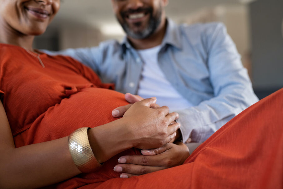 Je partners hand vasthouden tijdens je bevalling werkt echt tegen de pijn
